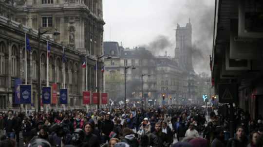 Demonštranti pochodujú ulicami počas protestu proti reforme dôchodkového systému neďaleko parížskej radnice v Paríži 14. apríla 2023.