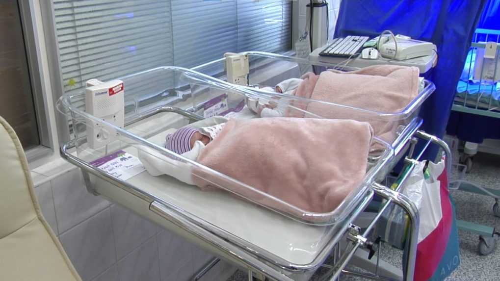 Skríningy novorodencov môžu odhaliť genetické ochorenia. Nie sú však na ne peniaze