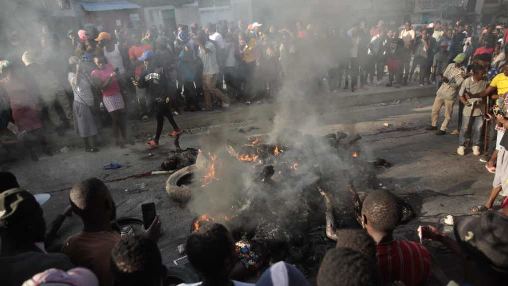 Ako v stredoveku: Rozvášnený dav ukameňoval a upálil niekoľkých Haiťanov