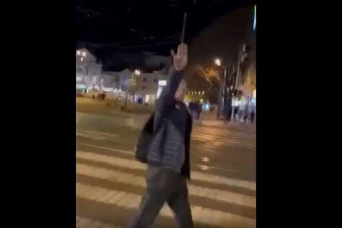 Na snímke je muž, ktorý po útoku na cudzinca v Bratislave začal hajlovať.
