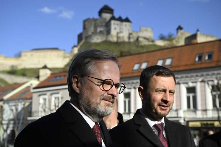 Český premiér Petr Fiala (vľavo) a poverený šéf slovenského kabinetu Eduard Heger v Trenčíne.