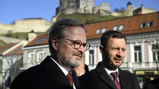 Český premiér Petr Fiala (vľavo) a poverený šéf slovenského kabinetu Eduard Heger v Trenčíne.