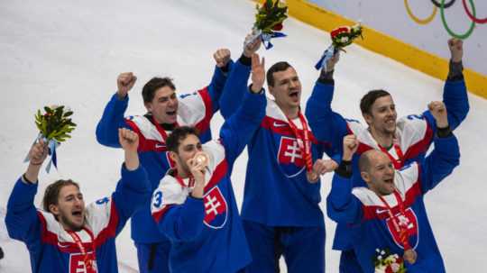 slovenskí hokejisti s bronzovými medailami z olympiády