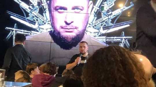Propagandistický a provojnový bloger píšuci pod pseudonymom Vladlen Tatarskij diskutuje počas besedy pred výbuchom v petrohradskej kaviarni, ktorá je spájaná s majiteľom Vagnerovej skupiny Jevgenijom Prigožinom.