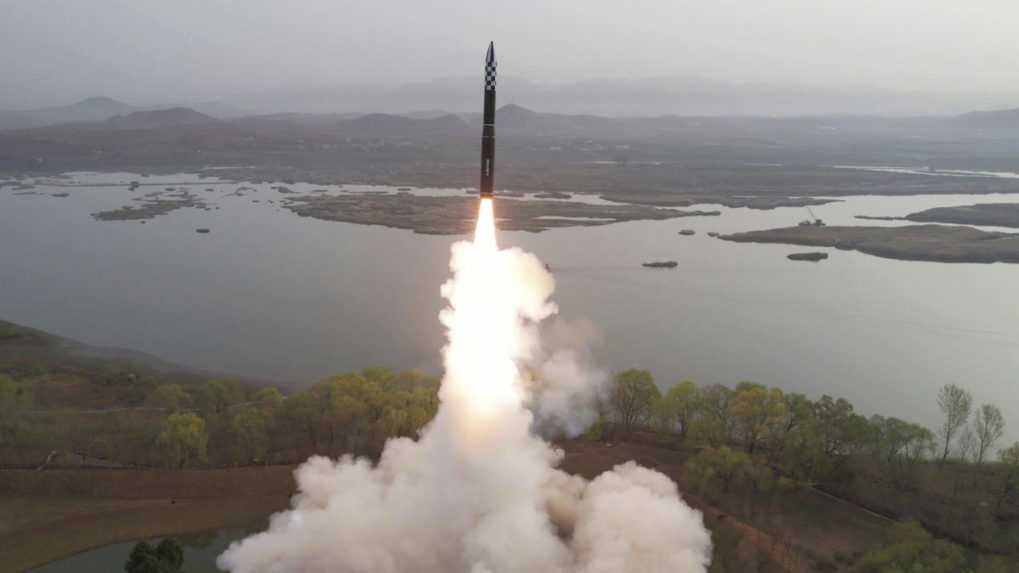 KĽDR tvrdí, že otestovala balistickú raketu na pevné palivo. Jej výroba bola jedným z cieľov Kim Čong-una