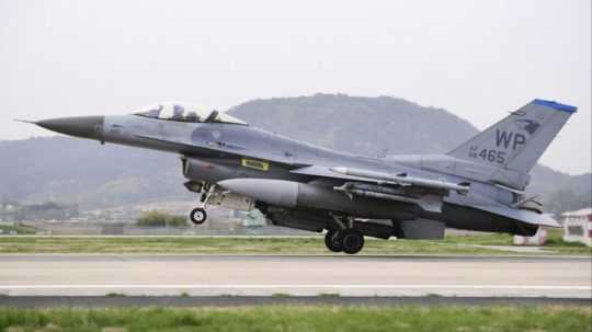 Na snímke je stíhačka F-16 na vojenskej základni v juhokórejskom Kwangdžu.
