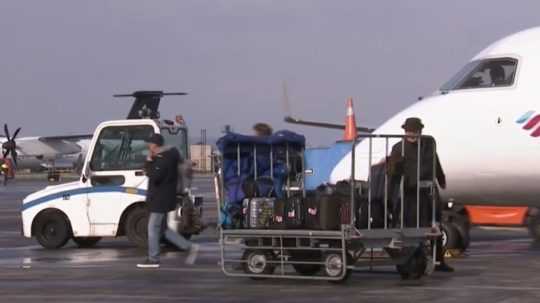 Na snímke lietadlo na pristávacej dráhe a vozík na batožinu