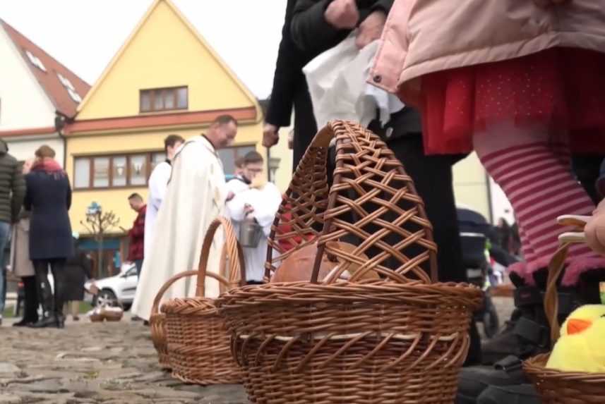 Na východnom Slovensku požehnávali košíky plné veľkonočných dobrôt