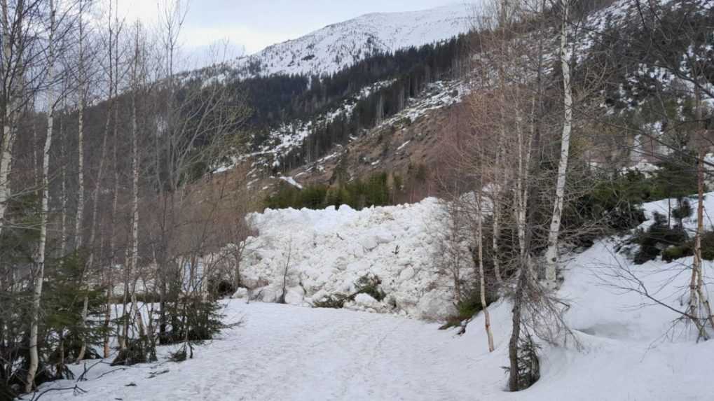 V Žiarskej doline spadla lavína. Záchranári prehľadávajú sneh, či nedošlo k obetiam