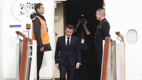 Francúzsky prezident Emmanuel Macron vystupuje z lietadla po jeho prílete na medzinárodnom letisku v Pekingu 5. apríla 2023.