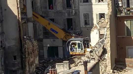 Bager odstraňuje trosky po nedeľnom zrútení bytového domu v centre francúzskeho mesta Marseille