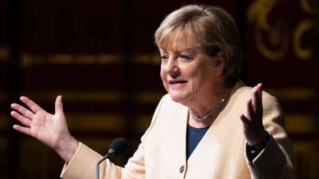 Merkelová si prevzala vyznamenanie za zásluhy z rúk Franka-Waltera Steinmeiera