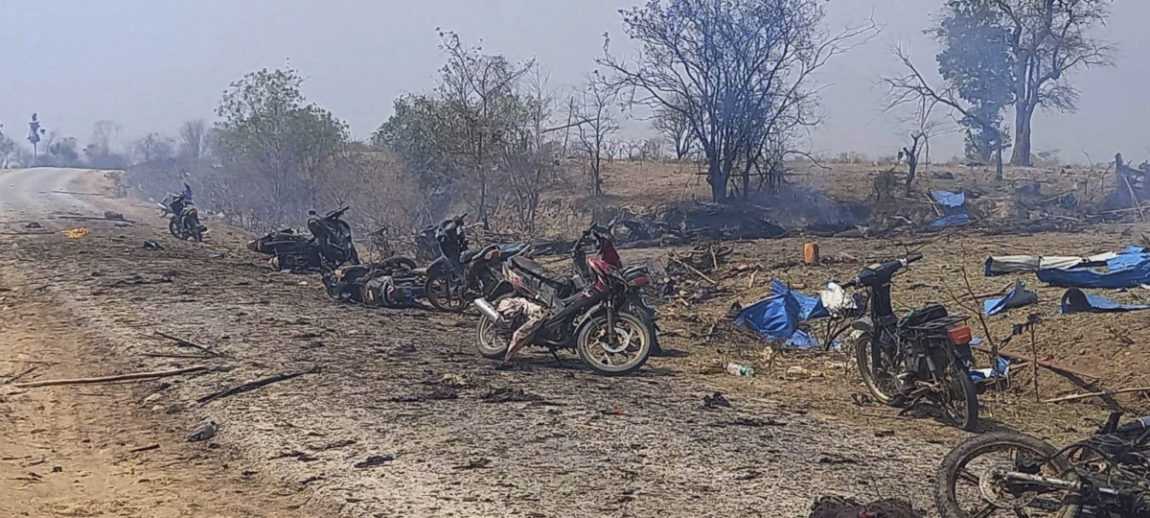 Pri leteckom útoku mjanmarskej armády zomrelo najmenej 90 ľudí