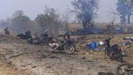 Snímka po leteckom útoku na dedinu Pazi Gyi v mjanmarskom regióne Sagaing. na snímke vidno spálenú zem, poškodené motocykle a trosky.