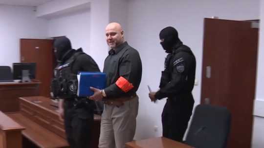 Na snímke nájomný vrah Štefan Kaluz v putách pred súdom,