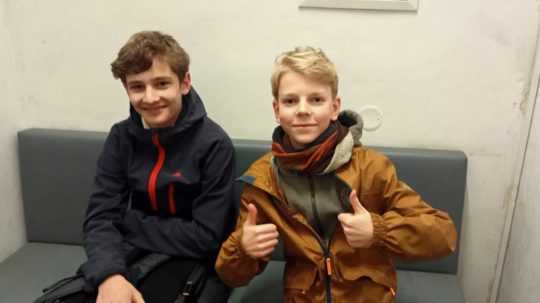 Dvaja 13-roční chlapci Bartolomej a Jáchym našli v električke v Prahe batoh, v ktorom bolo viac ako 10-tisíc česk