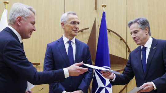 Zľava fínsky minister zahraničných vecí Pekka Haavisto, generálny tajomník NATO Jens Stoltenberg a šéf rezortu diplomacie USA Antony Blinken.