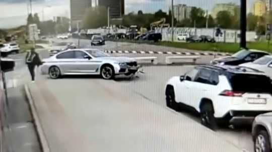 VIDEO: Vodič vo vysokej rýchlosti narazil do 12 zaparkovaných áut. Len zázrakom nikoho nezranil