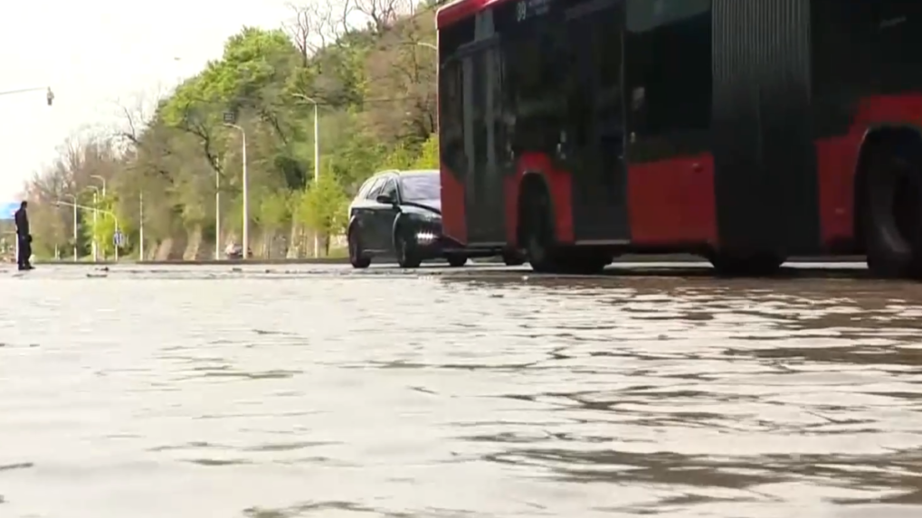 Poruchu vodovodného potrubia, ktoré v Bratislave vytopilo vozovku, už odstránili