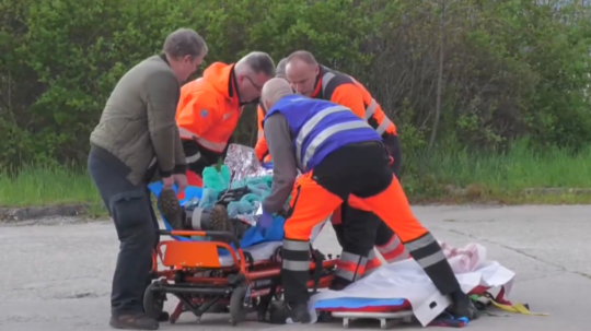 záchranári ošetrujú zraneného baníka
