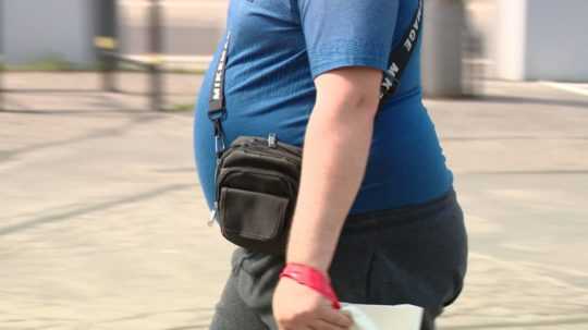Na snímke obézny muž