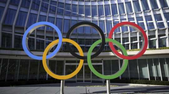 Olympijské kruhy Olympijským domom, sídlom Medzinárodného olympijského výboru (MOV).