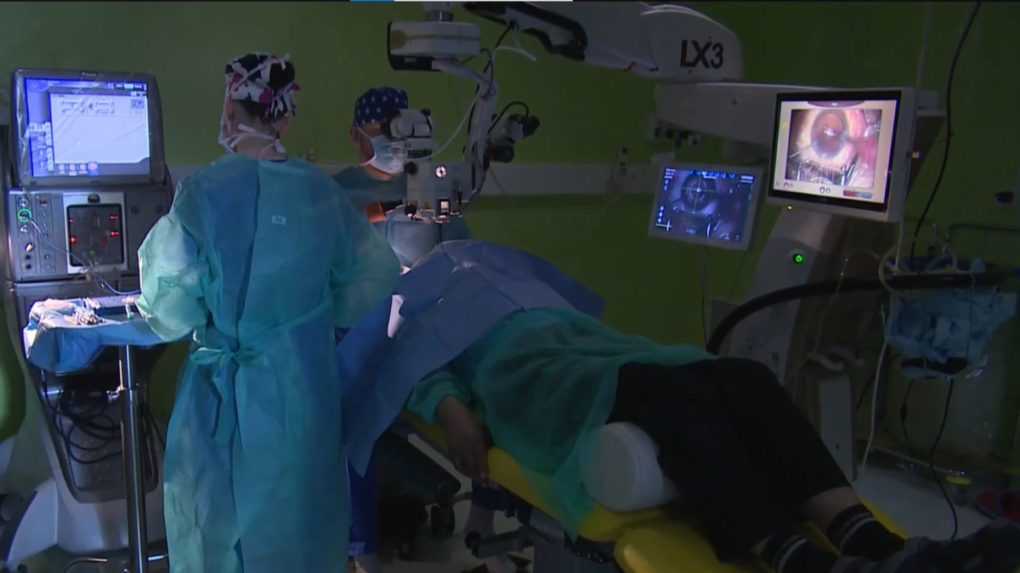 Na Slovensku vykonali unikátnu operáciu. Pacientovi transplantovali očné viečka z kože prasaťa