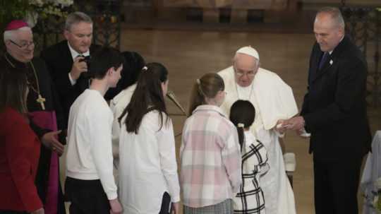 Pápež František sa stretol s utečencami a chudobnými v Katedrále sv. Alžbety v Budapešti.
