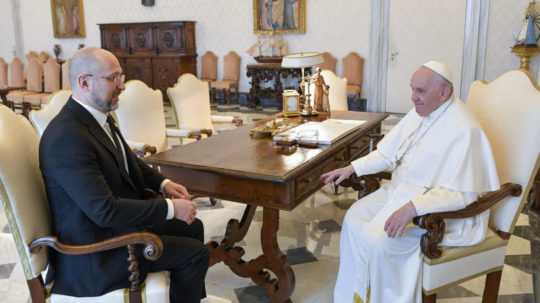 Ukrajinský premiér Denys Šmyhaľ (vľavo) a pápež František.