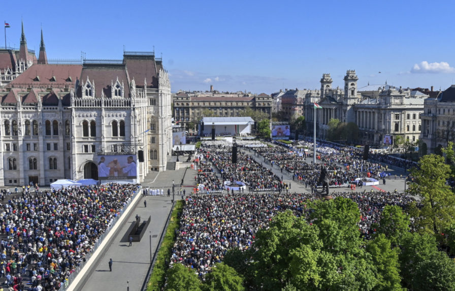 Desiatky tisíc veriacich prišli do Budapešti na svätú omšu celebrovanú pápežom Františkom