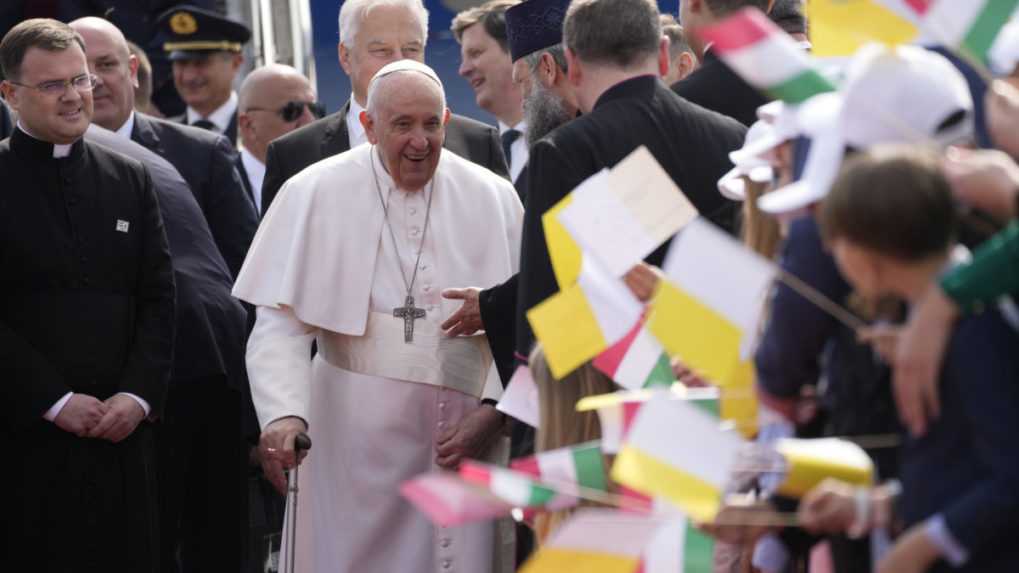 Pápež František priletel do Budapešti. Stretol sa aj s premiérom Orbánom