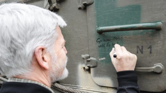 Český prezident Petr Pavel píše odkaz ruským vojakom na armádnu techniku.
