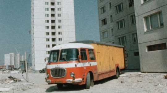 Na archívnej snímke starý model nákladného auta a rozostavaná Petržalka