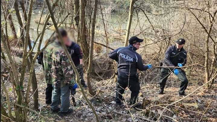 Posun v prípade mŕtveho tela, ktoré našli zahrabané v lese. Polícia obvinila 31-ročného muža zo zabitia