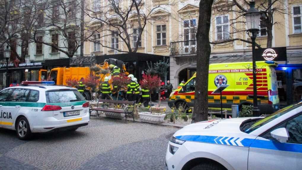 Tragické ráno v centre Bratislavy. Muža zlisovalo smetiarske auto