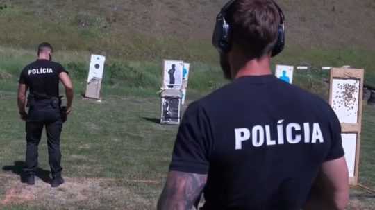 Na snímke z videa dvaja policajti počas výcviku streľby