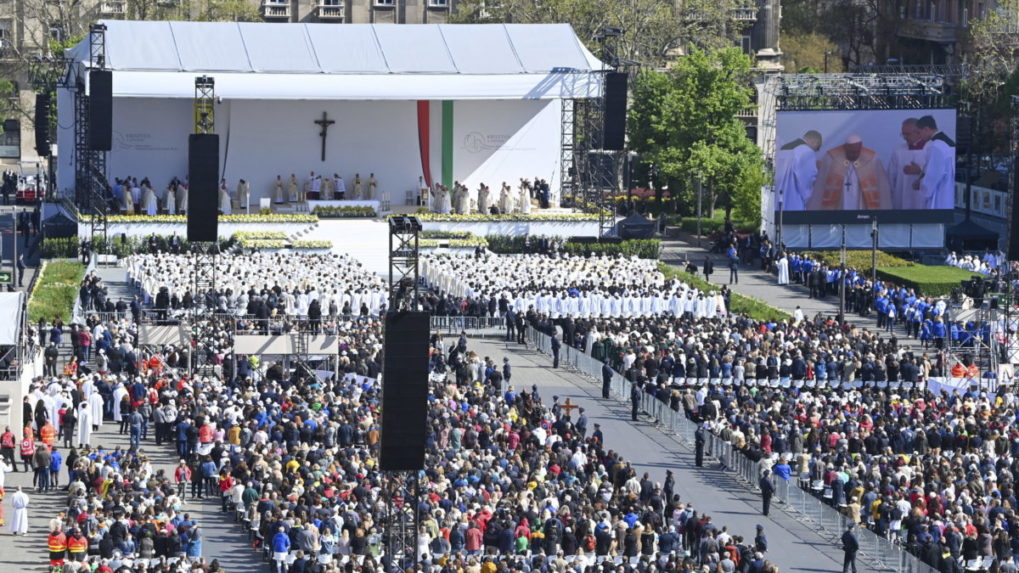Pápež František celebruje svätú omšu v Budapešti.