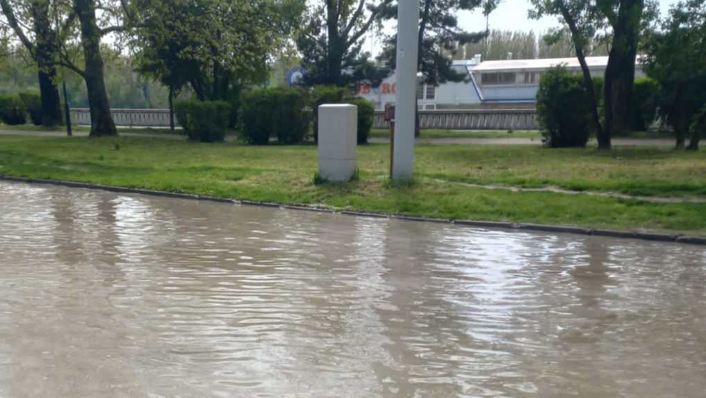 Poruchu vodovodného potrubia, ktoré v Bratislave vytopilo vozovku, už odstránili