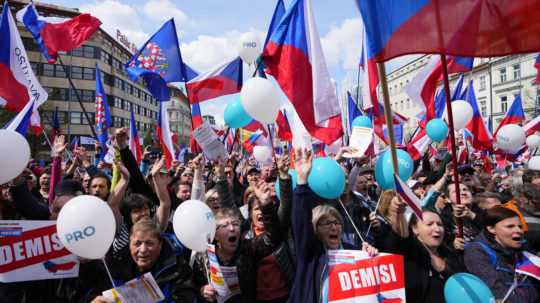 Na snímke demonštranti s českými vlajkami a plagátmi s nápisom: Demisi