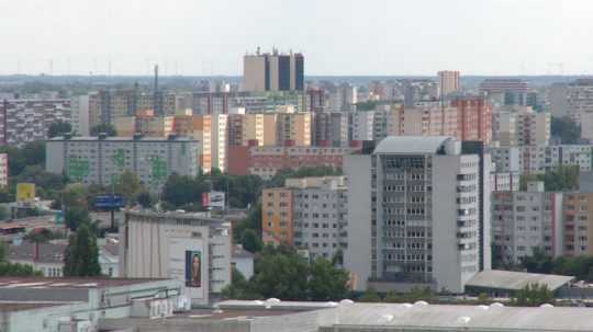 Na snímke je pohľad na bytovky v Bratislave.