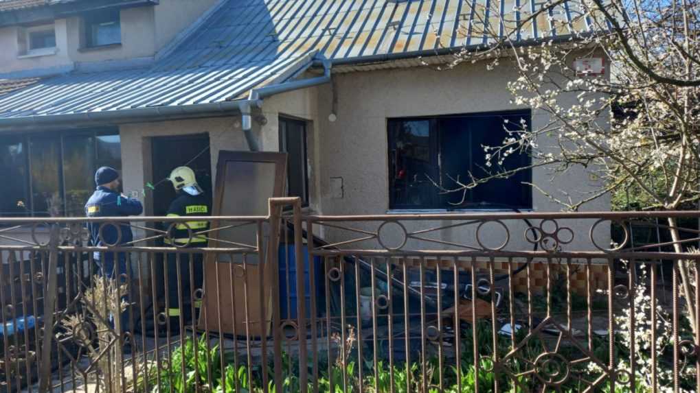 Tragédia v Dubnici nad Váhom: Požiar rodinného domu neprežila matka so synom