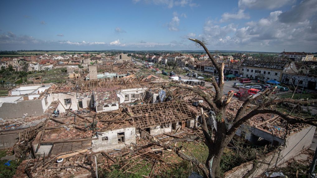 V Česku možno opäť udrelo tornádo. Hlásenia ľudí overujú meteorológovia