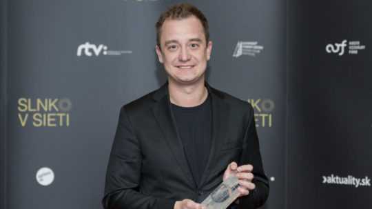a snímke filmový režisér Michal Blaško pózuje po prevzatí ceny za Najlepšiu filmová réžiu za film Obeť počas udeľovania národných filmových cien Slnko v sieti.
