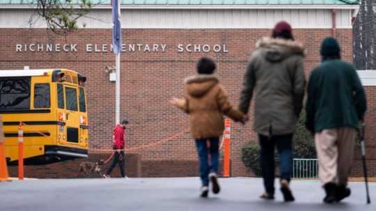 Na snímke deti kráčajú do školy, kde sa odohrala streľba pri ktorej 6-ročný žiak postrelil učiteľku.