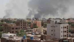 Na snímke je sídlo v Sudáne, z budov stúpa dym.