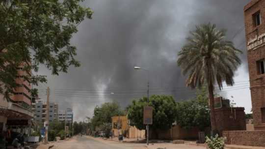 Na snímke dym pohlcuje mesto Chartúm.