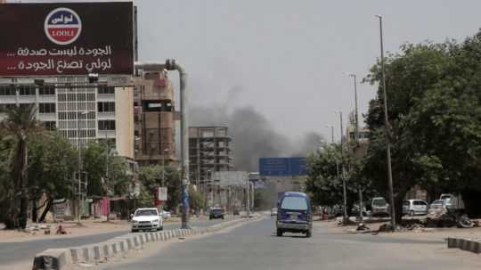 Na snímke dym stúpa v sudánskom Chartúme 15. apríla 2023. V sudánskom hlavnom meste Chartúm sa v sobotou ráno na viacerých miestach ozývala streľba a výbuchy po tom, čo došlo k vyostreniu napätia medzi armádnymi jednotkami a miestnymi milíciami.