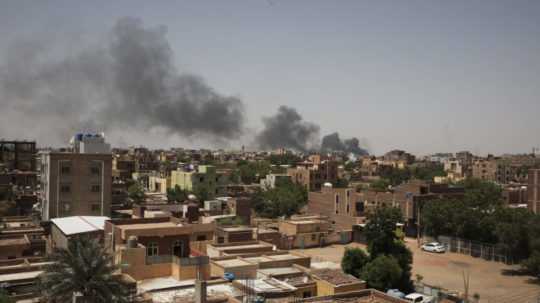 Stúpajúci dym v hlavnom meste Chartúm.