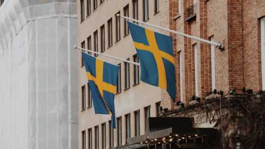Na snímke budova so švédskymi vlajkami.