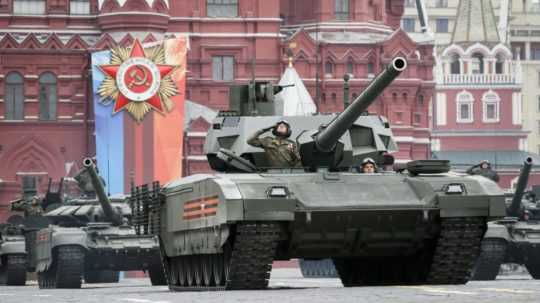 Na archívnej snímke v Moskve ruský tank T-14 Armata.